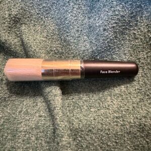 NWOT Bobbi Brown Face Blender Brush